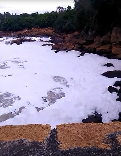 サンパウロ州イトゥー市で工業用排水の泡に汚染されたチエテ川