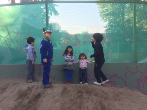 家の近くの公園で遊ぶ子どもたち。子どもは国籍など関係なく遊ぶ様子がすばらしい！
