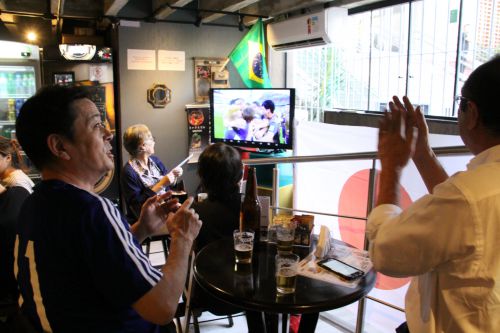 サンパウロ市内の日本料理店に集まり、日本を応援するサポーター(対セネガル戦)