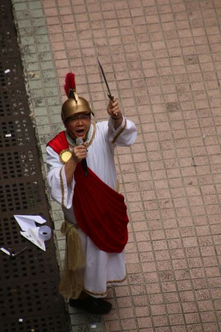 あいさつする陳清誥(チェン・チンガオ)校長 *左手の剣は本物ではありません
