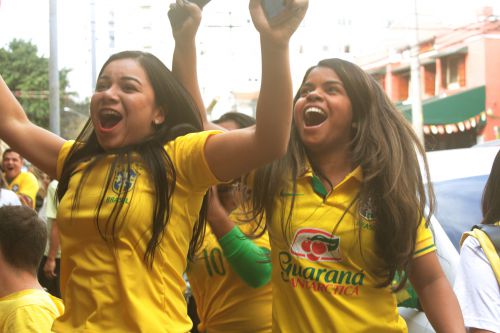 ブラジル代表のゴールに国民も大喜び（サンパウロ市内のバーの前で）