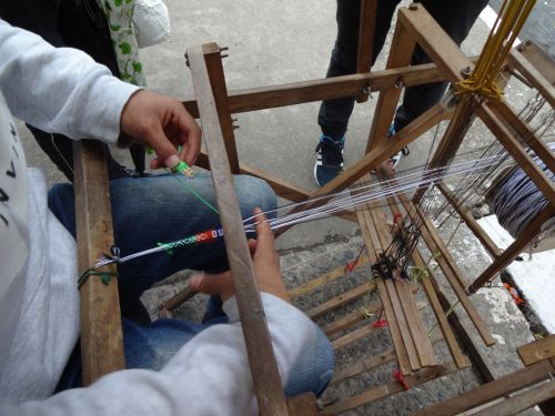 エクアドルから持って来た織機で製作するミサンガ