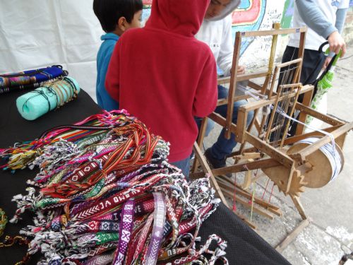 ブライアンさんの露店で製作・販売しているミサンガの見本の山