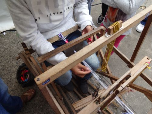 ミサンガを製作するブラィアンさん