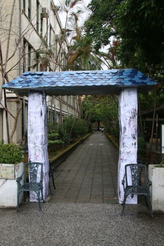 会場前に設置された手作りのゲート