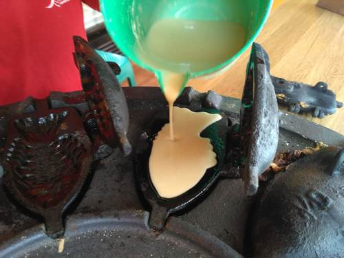 溶いたタネを型にゆっくり流し込むが、あんは入れず…