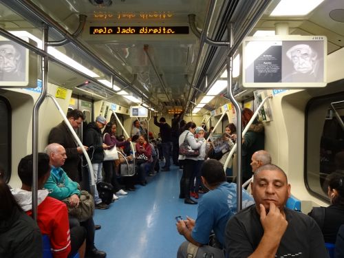 環境音楽が流れ始めたメトロ社内