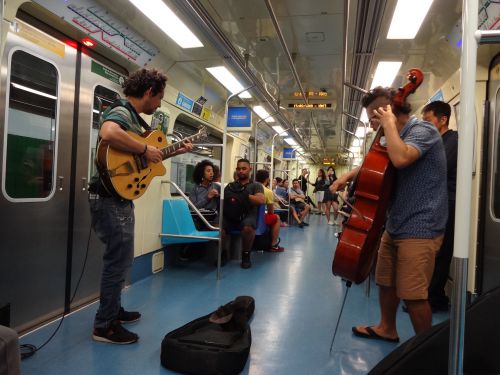 メトロで演奏するストリートミュージシャン