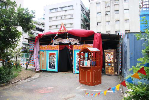 毎年おなじみの卒業生が製作した通路