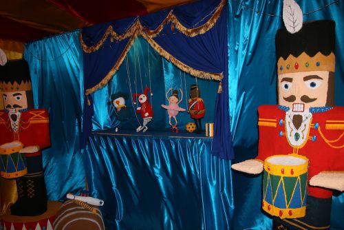 マリオネット(糸繰り人形)劇の劇場
