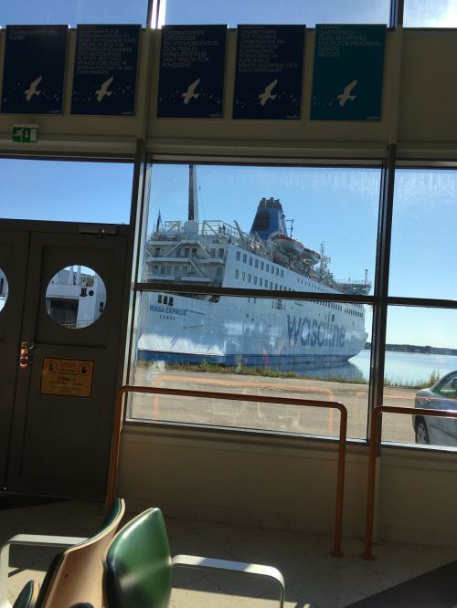 ウメオ港（近郊Holmstad）に停まるWasaline。ちなみにフェリーから市内は、ウメオ、ヴァーサともに連絡バスがあります