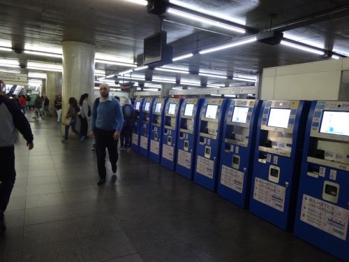 サンパウロ市のセー駅に並んだメトロの自動券売機