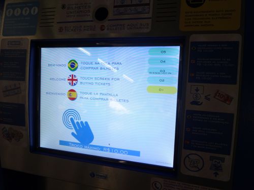 ポルトガル語、英語、スペイン語の３カ国語から選べる自動券売機