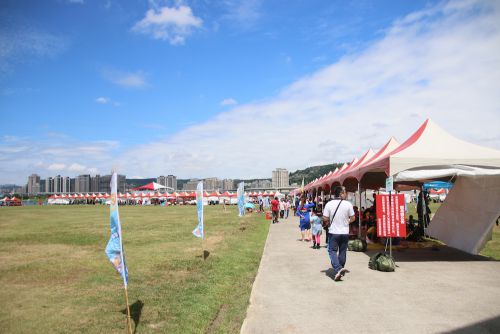 参加チームが控えるテント