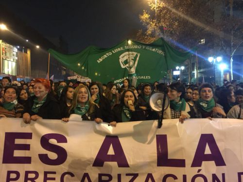 引用元：https://www.biobiochile.cl/noticias/nacional/region-metropolitana/2018/07/25/comienza-marcha-por-el-aborto-libre-en-las-calles-de-santiago.shtml