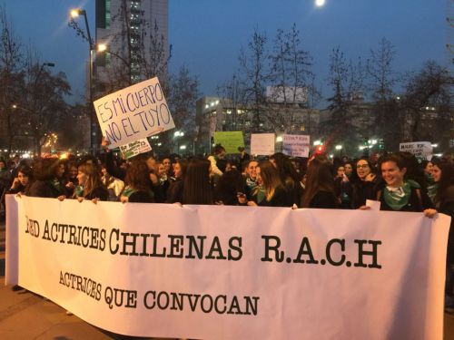 引用元：https://www.biobiochile.cl/noticias/nacional/region-metropolitana/2018/07/25/comienza-marcha-por-el-aborto-libre-en-las-calles-de-santiago.shtml