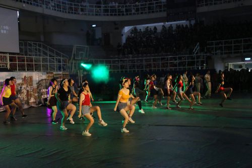 途中で入るダンス