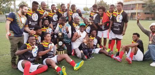 8月5日の難民ワールドカップ・リオ大会で優勝したアンゴラチームとアブドゥルさん(写真提供：アブドゥルバセットさん)