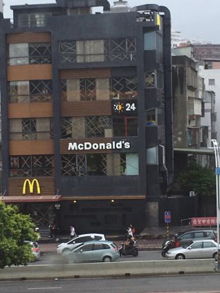 MRT淡水駅前のマクドナルドのガラスに注目