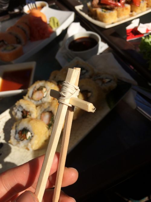 輪ゴムがぐるぐると巻かれた子ども用箸。レストランのアイデアに驚きます!