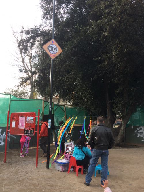 公園に表示された無線通信Wi―Fi(ワイファイ)の看板