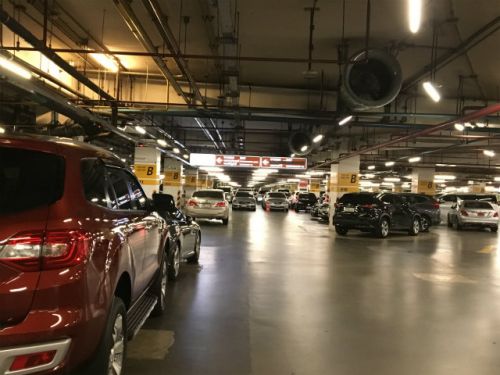 巨大な駐車場 ピークタイムには二重駐車も当たり前