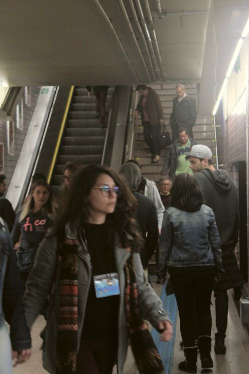 サンパウロ市の地下鉄構内。市民は重ね着で冬場をしのぐ