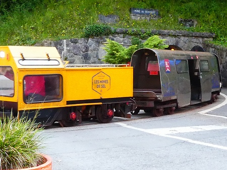 岩塩鉱山の旅はこのトロッコ列車で！