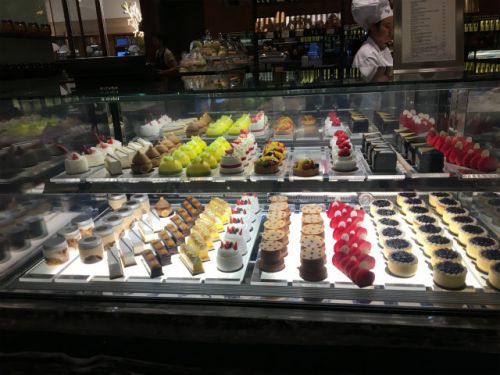 美しいケーキがズラリ!