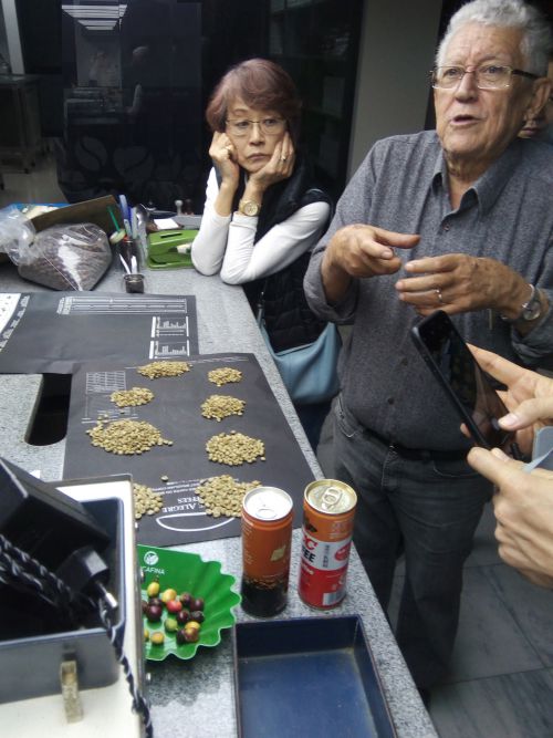 コーヒー豆の概要を講義するニルトンさん