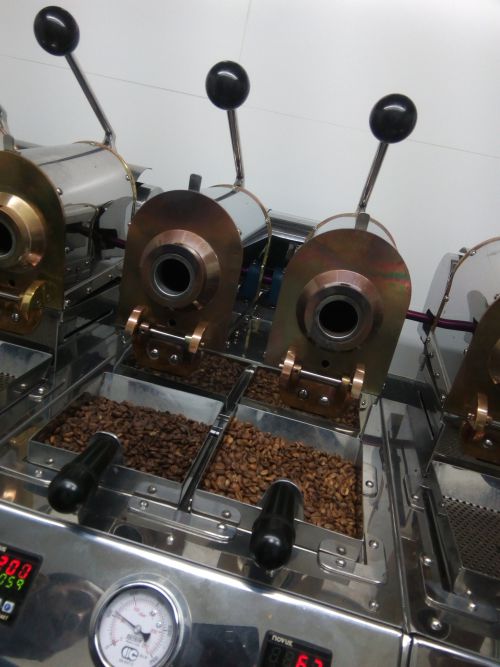 飲料用と品質検査用に焙煎されたコーヒー豆