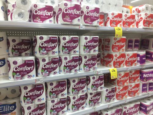 スーパーへ行くとトイレットペーパー売り場はティッシュであふれています