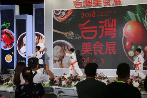 少年部による型、演武の披露