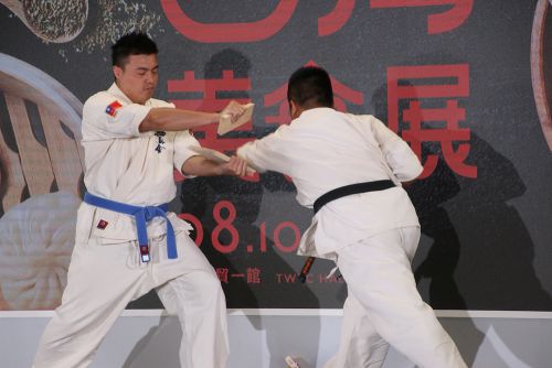 有段者による試割り