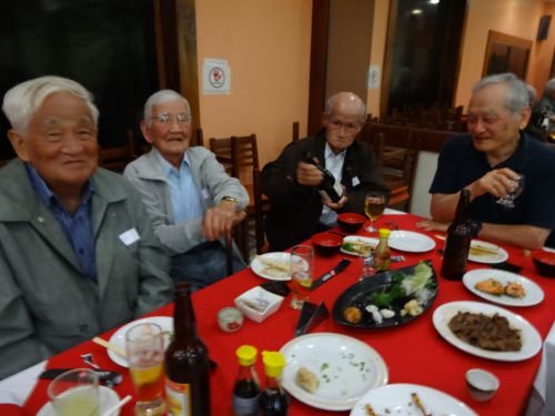旧交を温める(左から)井田さん、永田さん、高橋さん、新井さん