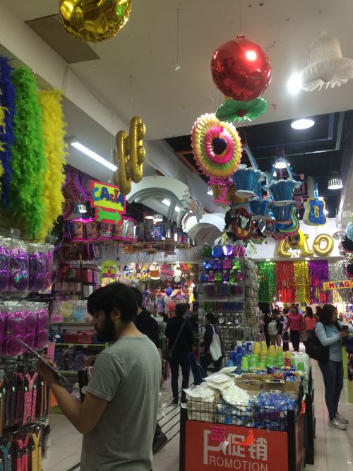 旧市街の卸売店。エスタシオンセントラル駅付近にある卸売店はサンティアゴ全土から人が集まるほど