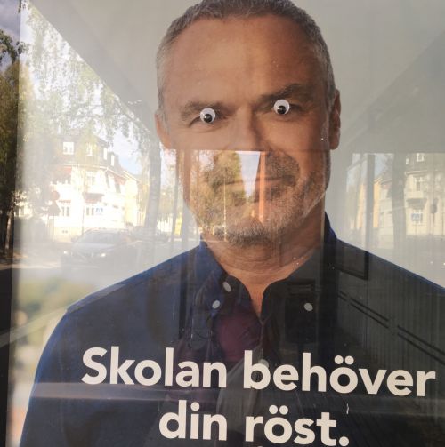 バス停に貼られていた面白い選挙ポスター