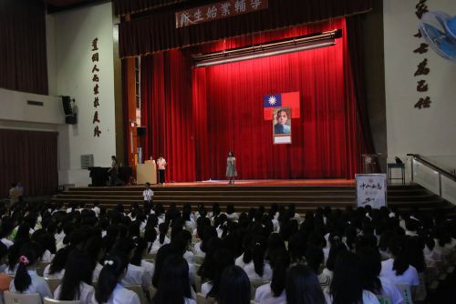 国会斉唱の様子