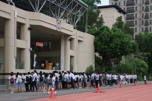 司令台前に集まる卒業生たち