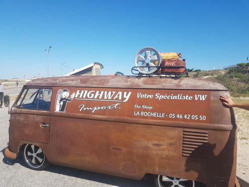 見たことのないレトロなワーゲンバス