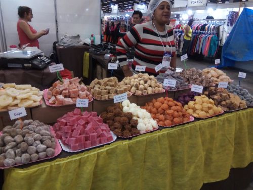 フルーツの砂糖菓子を販売する屋台