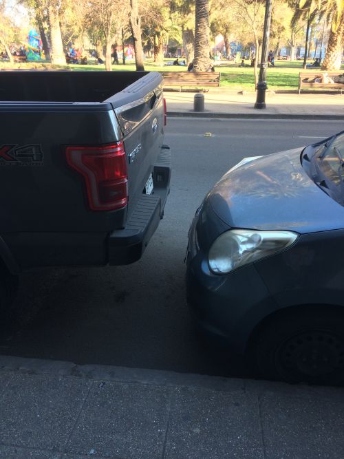 車間距離30センチ!?　どうやって駐車して、どうやって車を出すのかが少し謎