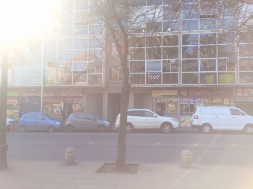 コインパーキングなどはなく、路上の空いた所に車を駐車するのがチリ流