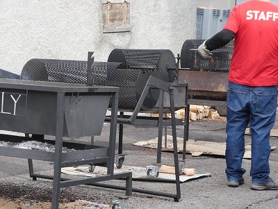 栗を大量に焼くことができる機械で、ハンドルをぐるぐる回しながら焼いている様子。辺りは香ばしい匂いでいっぱい!