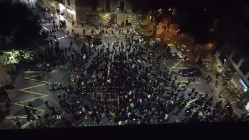 22時、十字路に人が集まっていました―バルセロナ市内10月17日撮影