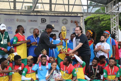 優勝トロフィーを受け取るコンゴ民主共和国のチーム