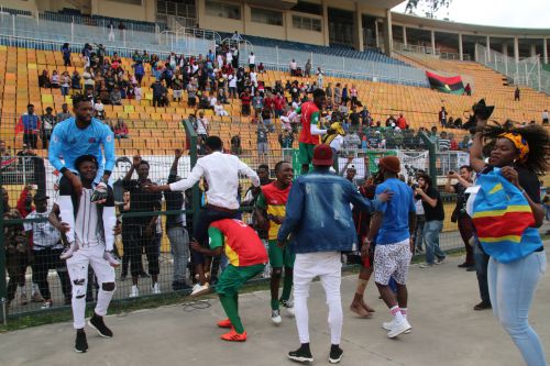 優勝で喜びに沸くコンゴ人たち