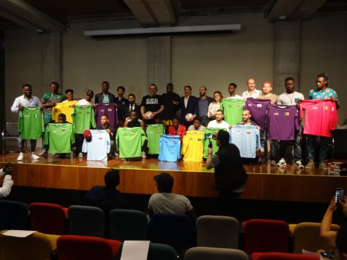 『第6回難民と移民のW杯』のサンパウロ大会の開幕式で主催、後援の関係者とユニフォームを受け取った16カ国のチームのキャプテン