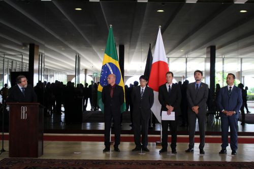 緊急支援引き渡し式での日伯両国政府関係者（ＪＩＣＡブラジル事務所提供）