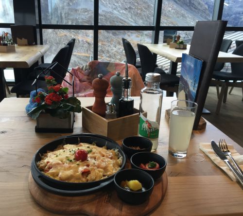 Gemmibahnロープウェイの山頂レストランでいただいたレシュティという(Rösti)スイス料理。チーズが美味しい。